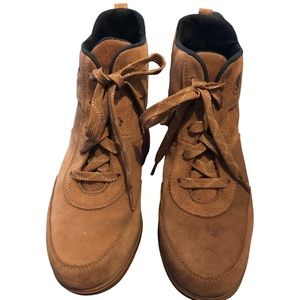 Sorel Evie Sport Lace-Up Velvet Tan Size 9 (Gently used)